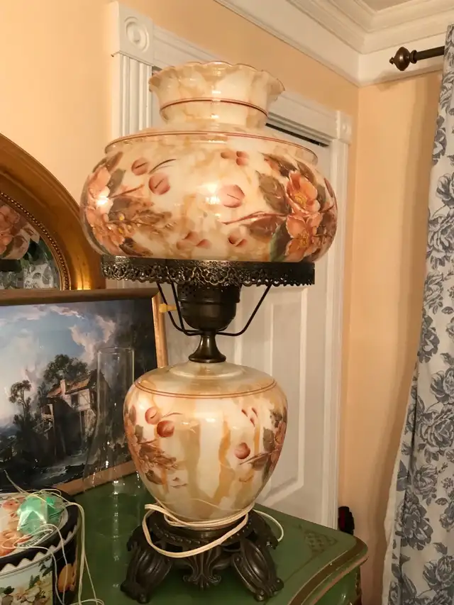 Beautiful Glass Lamp, Vintage in Indoor Lighting & Fans in City of Montréal - Image 3