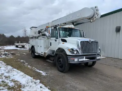 2010 International Altec AM55 107,000 Miles Articulating Overcenter 2 man Bucket Automatic 7.6L Dies...
