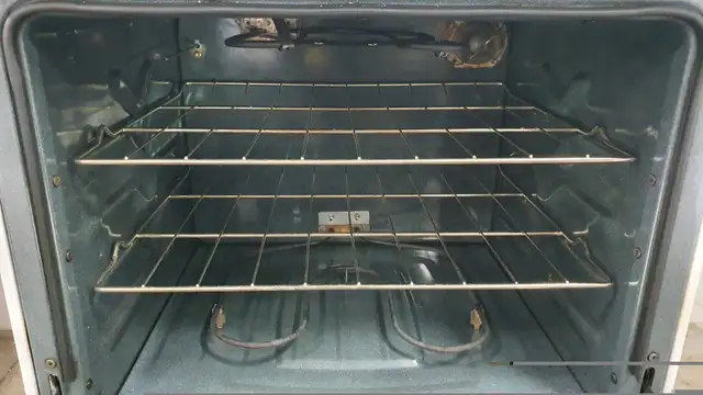 - Apartment Size Electric Stove “GE” 24 inch in Stoves, Ovens & Ranges in Barrie - Image 4