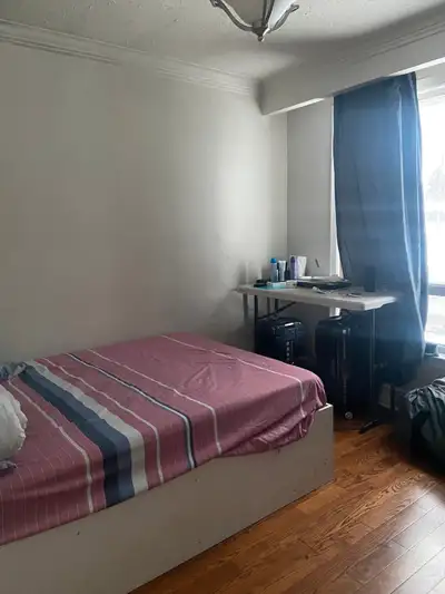 Private room for rent near walking distance to Kennedy Subway
