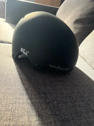 Je vends un casque de ski Sandbox en excellente condition. Ce casque est conçu pour offrir une prote...