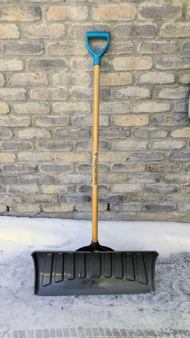 Large Shovel / Pelle Grande in Outdoor Tools & Storage in West Island - Image 2