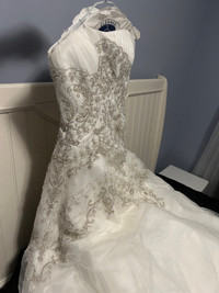 Elegant Ivory / lace ballgown wedding dress. Size 4-6.