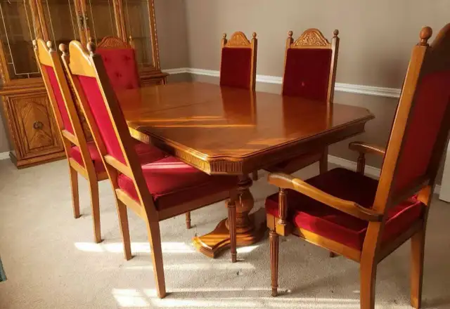 Beautiful hardwood dining table and 6 chairs set in Dining Tables & Sets in Markham / York Region - Image 2