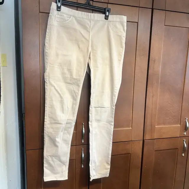 Pink jeans size 14  Denim mid rise skinny  elastic waist in Women's - Bottoms in Oshawa / Durham Region - Image 11