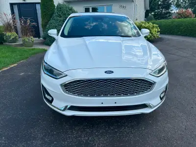 Cette Ford Fusion Hybride 2019 est une berline fiable et écoénergétique, affichant actuellement 137...