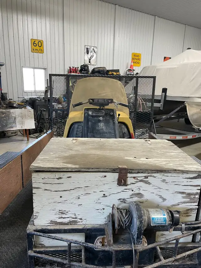 Vintage Alpine Snowmobile in Snowmobiles in Chatham-Kent - Image 5