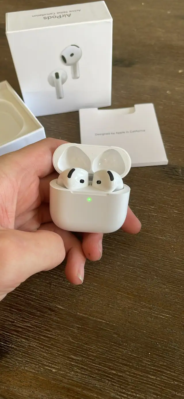 AirPods 4 in Headphones in Québec City - Image 3