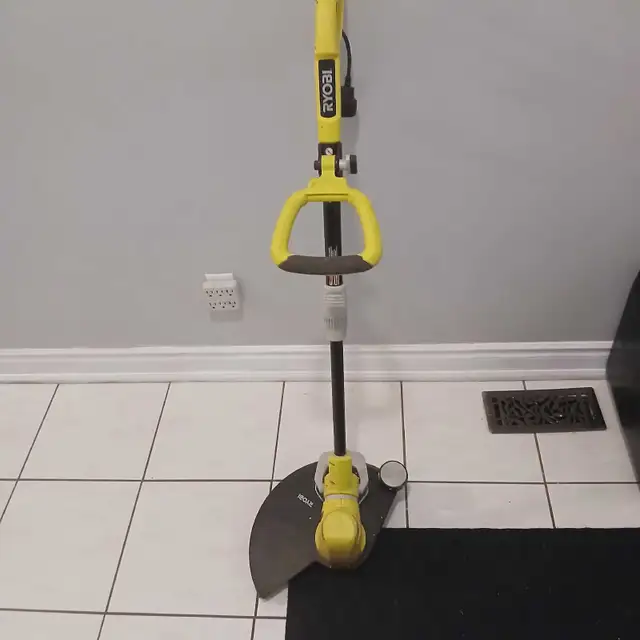 Yardworks and Ryobi Electric Weed Trimmer 14 in. in Lawnmowers & Leaf Blowers in City of Toronto - Image 2