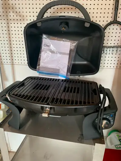 BBQ électrique de marque Master Chef 1800Watts avec table en stainless sur 4 roues pivotantes. Très...