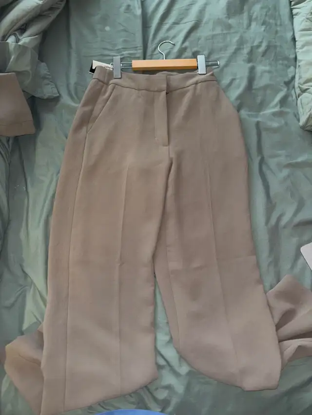 Aritzia limitless pants in Women's - Bottoms in City of Toronto - Image 3