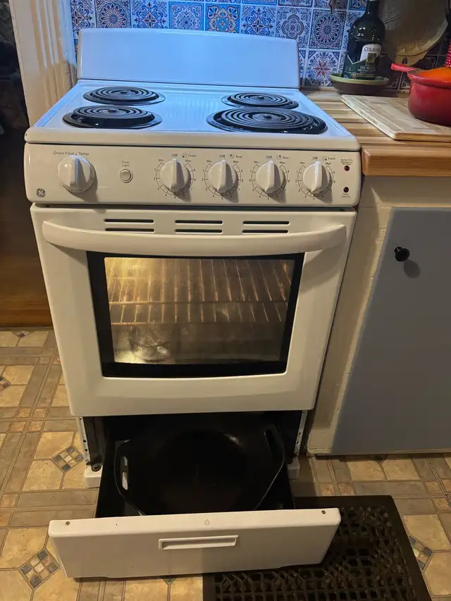 used stove apartment sized 24” in Stoves, Ovens & Ranges in Norfolk County - Image 3