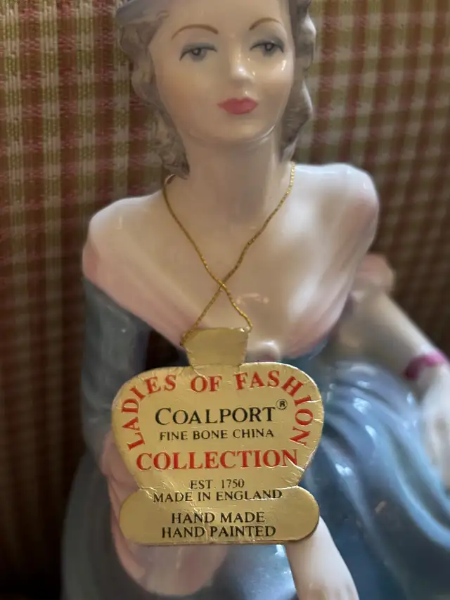 Coalport Figurine Regina in Arts & Collectibles in Oakville / Halton Region - Image 10