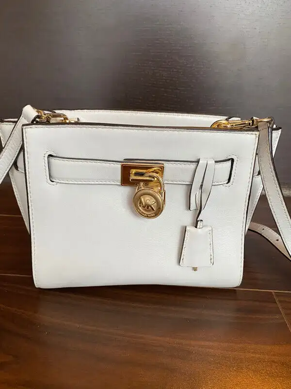 Michael Kors Crossbody Bag in Women's - Bags & Wallets in City of Toronto - Image 2