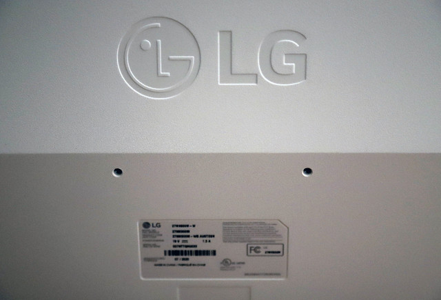 Écran LG 27po. HDMI / D-Sub in Monitors in Saguenay - Image 4