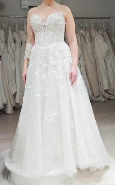 Designer wedding gown, Sottero and Midgley, Model Maritza, Size 10, Retail price $2950 Photos don't...