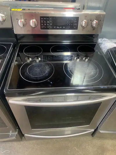 Selling a Samsung stainless steel stove in great working condition! Perfect for any kitchen, featuri...