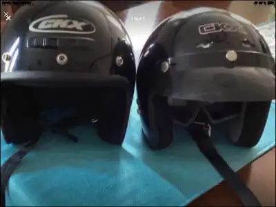 Pour enfant Casque de motoneige CKX médium 45$ Casque de motoneige L/XL 45$ En excellent état.