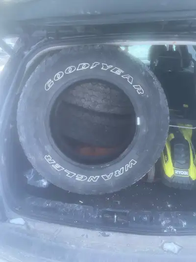 Je vends un ensemble de pneus Goodyear Wrangler LT275/65/18 en bon état. Ces pneus sont parfaits pou...