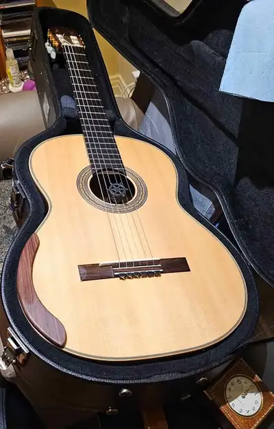Guitare de concert de Japon. Fait à la main par le luthier Wataru Tsuji avec des matériaux exception...