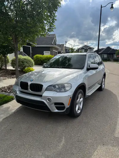 Selling our family owned 2012 BMW X5 xDrive35i that’s in immaculate condition. The car runs and driv...