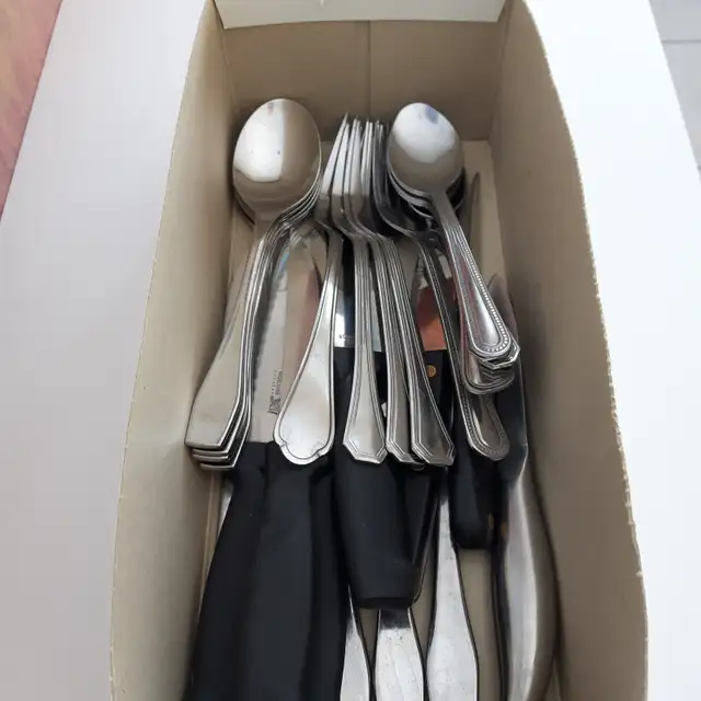 29USTENSILES CUISINE:12COUTEAUX NOIRS+BLANCS,5 FOURCHETTES+12CUI in Dining Tables & Sets in Longueuil / South Shore - Image 2