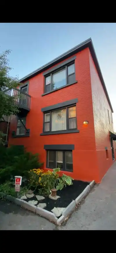 Quite, well appointed 2 bedroom or 1 bedroom plus one office. 3 minutes to O train and Ottawa River....