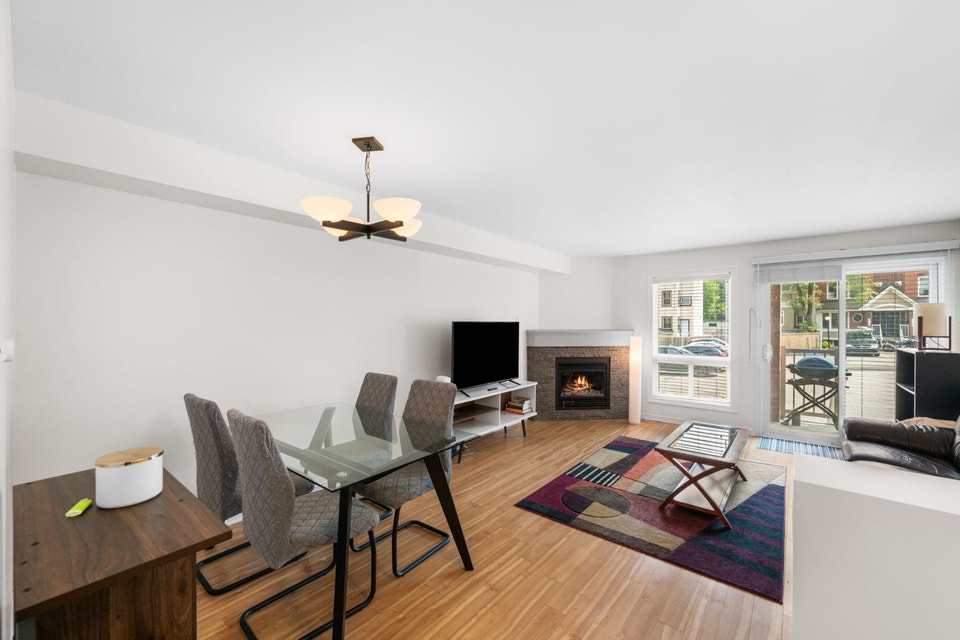 Spacious 2 Level , 2 Bedroom Stacked Townhome - West Centretown 3
