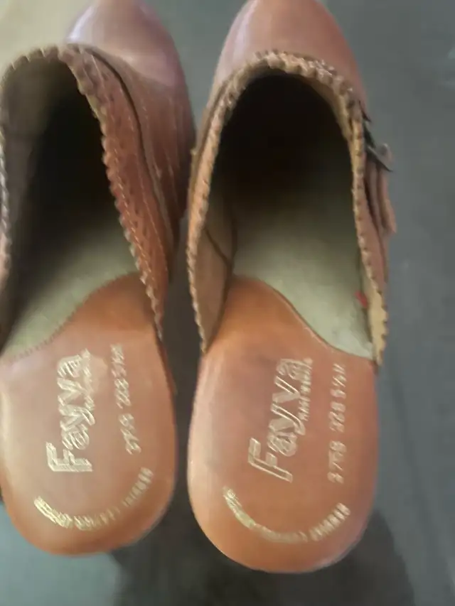 2 pairs ! Rare Vintage Fayva Leather & Wood Clog Heels - Size 5 in Women's - Shoes in Cape Breton - Image 4