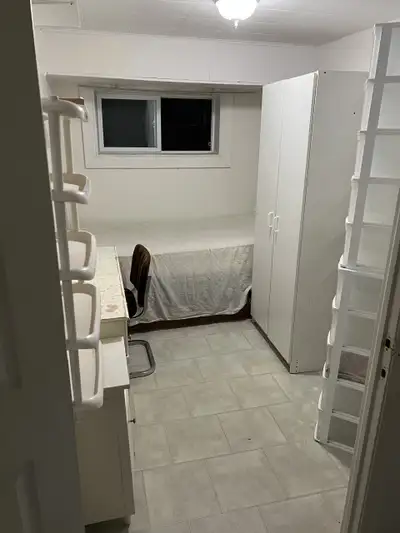 A Cozy Furnished room All-inclusive Leslie & Finch area 1 bus to Subway 7-10 minutes to Finch Subway...