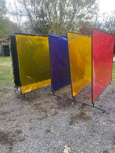 5 different screens 2 different sizes Located in fort erie. Pickup only Please call only 9053292295...