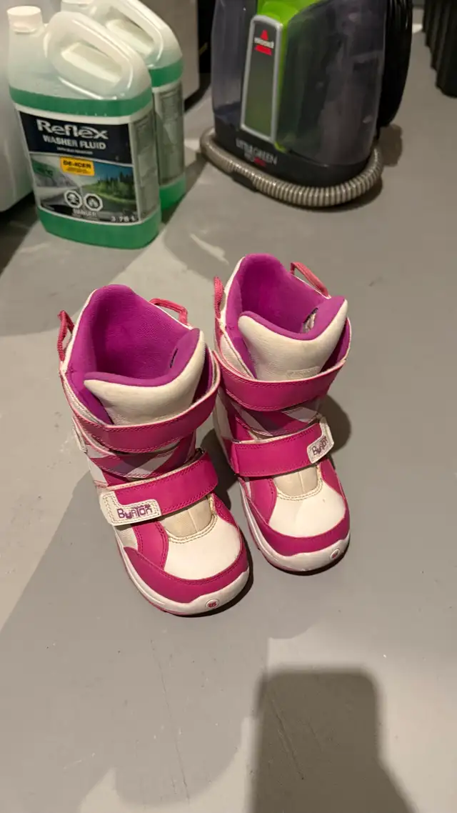 Kids Burton Snowboard Boots - Size 1 in Snowboard in Calgary - Image 5