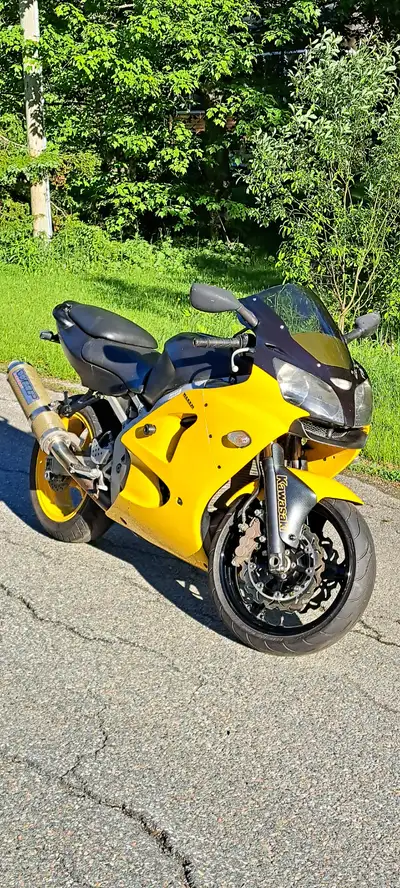 Kawasaki Ninja ZX6R 2001 avec 52550km, moteur 110hp, transmission 6 vitesses, pipe WMP. Vendu pour l...