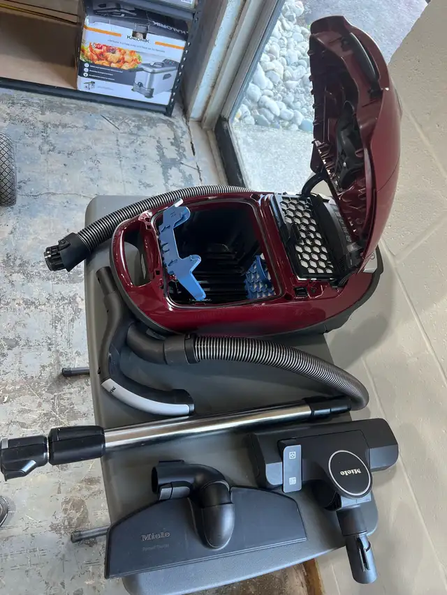 Miele Complete C3 Limited Edition Multi-Floor Vacuum in Vacuums in Oakville / Halton Region - Image 3