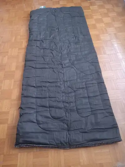 Le sac de couchage COMANCHE pour le camping (36” X 84”) est isolé avec une bourre de 100% fortrell p...