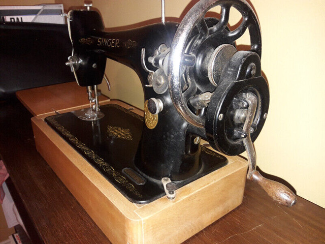 Antique Sewing Machine in Arts & Collectibles in Annapolis Valley - Image 2