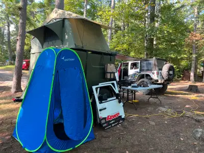 Remorque overland fermé avec douche toilette eau chaude et plusieurs autres accessoires.