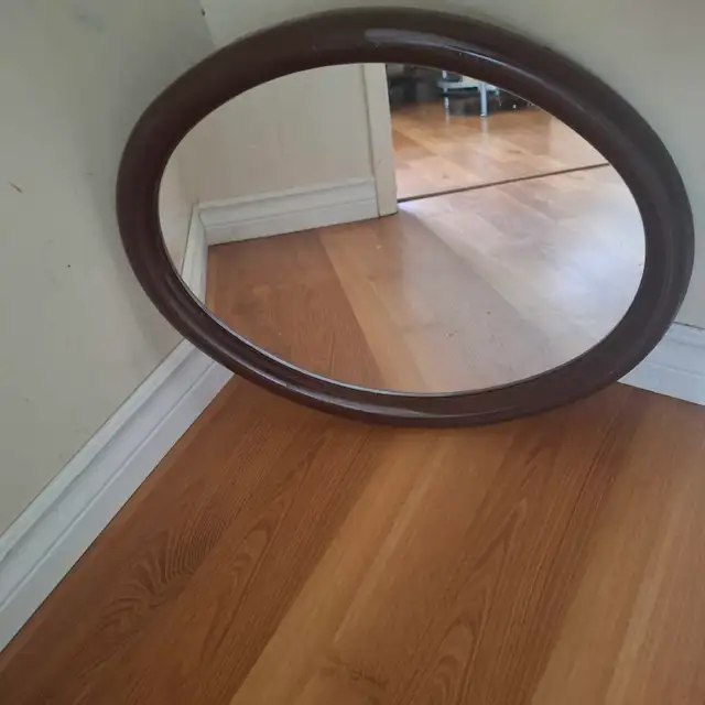 Vintage oval Mirror ** minor flaw** in Home Décor & Accents in Edmonton - Image 3