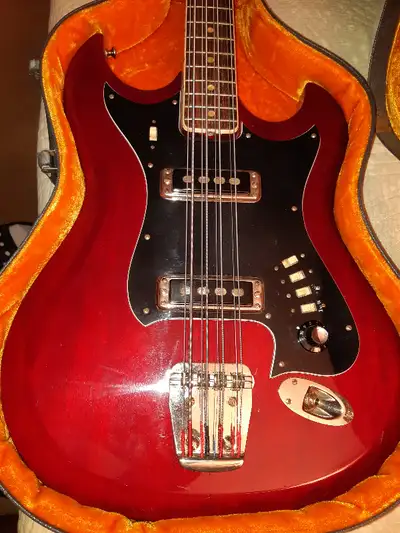 I'm selling an 1967 Hagstrom 8 string bass....with ORIGINAL Hagstrom case....in MINT shape Asking $5...