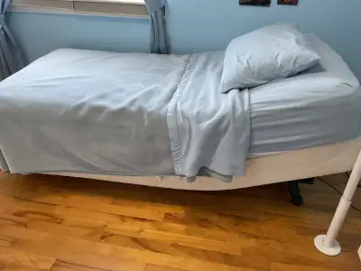 Base lit simple électrique avec sommier, négo à Montréal, View more