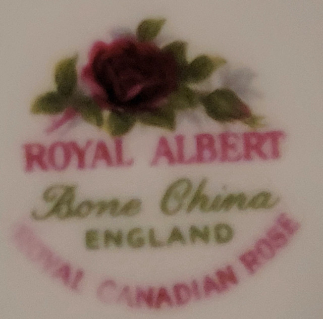 Vintage Royal Albert ROYAL CANADIAN ROSE oval platter 1970'S in Arts & Collectibles in Muskoka - Image 4