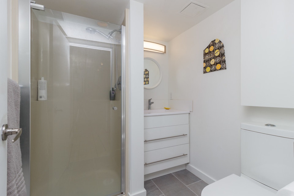 Lovely Central 2Bed + 1Bath Suite on Quiet Street w/ Patio 3