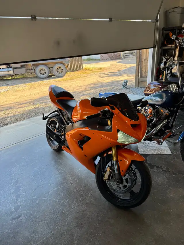 2004 Kawasaki zx6R (636) in Sport Bikes in Medicine Hat - Image 5
