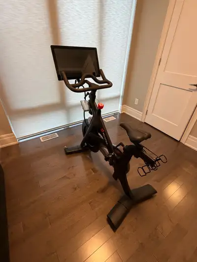Get ready to elevate your home workouts with this Peloton bike, featuring a high-quality build and i...