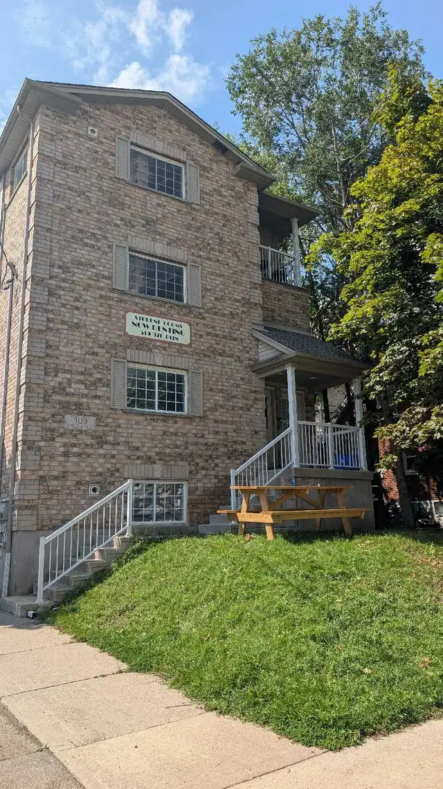 HUGE 17 Foot Long Bedrooms !! Walk to Laurier! in Room Rentals & Roommates in Kitchener / Waterloo - Image 2