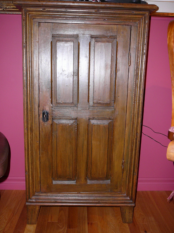 Petite armoire antique dans Commodes et armoires  à Lévis