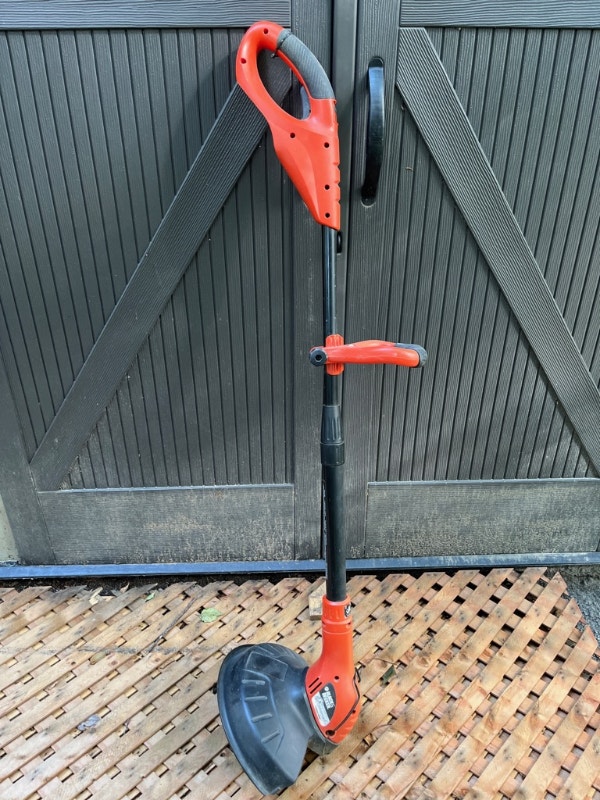 Taille bordure (weed eater) Black & Decker sans batterie Tondeuses et