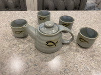 Teapot and cups 