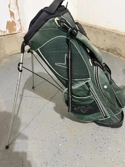 Callaway Hyper Lite Golf Carry Bag Good shape Zippers all work Located in Penhold