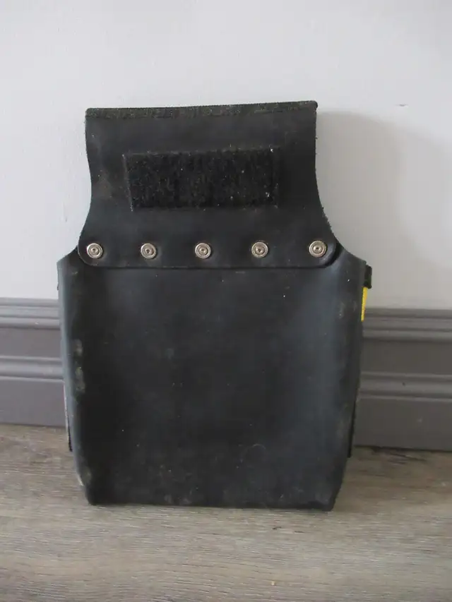 DeWalt Leather Tool Pouch, 5 Pockets in Tool Storage & Benches in Brantford - Image 3
